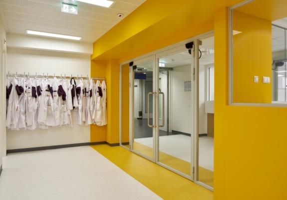 Brandwerende puien met dubbele deuren en automaat
